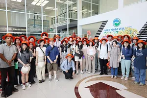 Sinh viên ĐH Kiến Trúc TP.HCM và ĐH Hồng Kông tham quan bãi rác Đa Phước