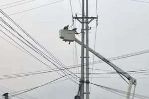 Mưa đá, lốc xoáy ảnh hưởng đến lưới điện miền Bắc