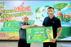 Một thanh niên tại TP.HCM nhận thưởng Iphone 15 Promax nhờ uống Trà Xanh Không Độ