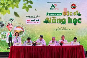 ‘Bác sĩ Nông học’ bắt bệnh, nhà nông phấn khởi