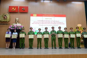 Cán bộ ngân hàng kịp thời ngăn chặn khách hàng bị kẻ gian lừa tiền