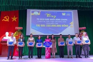 Trao tặng gần 130.000 bộ sách giáo khoa dùng chung cho các trường học khó khăn