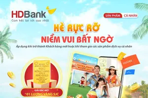 Khách hàng rộn ràng ‘may túi ba gang” đến HDBank nhận vàng SJC