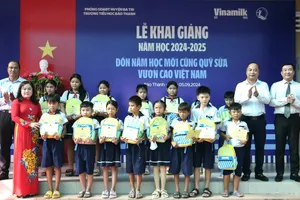 Vinamilk mang niềm vui bất ngờ cho học sinh nghèo Bến Tre trong ngày khai giảng