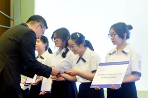 Công ty Phú Mỹ Hưng và Quỹ Đinh Thiện Lý trao tặng học bổng hơn 7 tỷ đồng