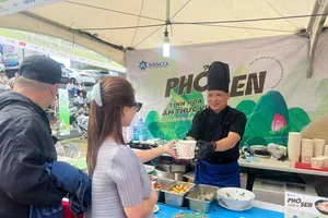 Phở Việt, hương sen tỏa ngát trong sắc thu Hàn