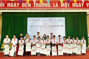 Manulife trao quà hỗ trợ cuộc sống bà con vùng cao sau thiên tai