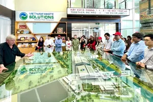 Đoàn sinh viên Trường ĐH Quản lý Singapore ngạc nhiên khi tham quan VWS