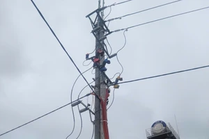 Đóng điện thành công công trình cấp điện các hộ dân di cư tự do tập trung làng A Trớ