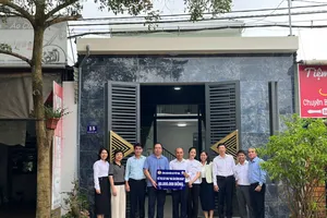 Công đoàn Điện lực Việt Nam trao kinh phí hỗ trợ xây ‘mái ấm công đoàn’ cho người lao động