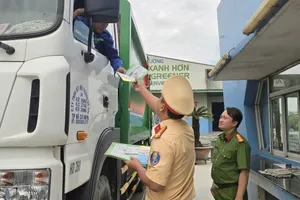 Trạm CSGT Đa Phước đẩy mạnh tuyên truyền cho đội ngũ lái xe vận chuyển rác