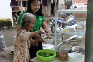 ‘Ước mơ xanh’ của người bán hủ tíu ven đường