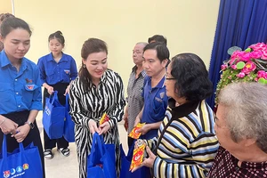 Tri ân, thăm hỏi, trao quà Tết cho người dân vùng căn cứ tại Quới Sơn - Bến Tre