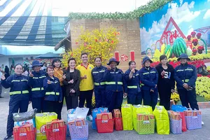 Nữ công nhân môi trường bất ngờ được mời thưởng thức bánh tét, dưa hấu