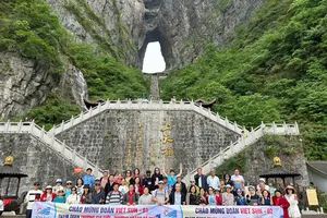 Du lịch Việt Sun tặng quà độc quyền tour Phượng Hoàng Cổ Trấn