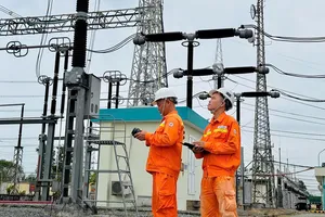 ‘Lính truyền tải’ canh nguồn sáng để ngày hội thống nhất non sông được trọn vẹn