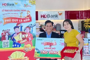 HDBank trao thưởng 1 ký vàng SJC cho nữ khách hàng tại TP.HCM