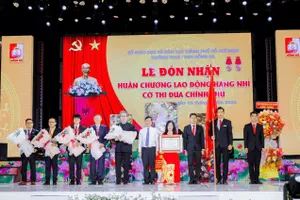 Trường THCS - THPT Hồng Hà đón nhận Huân chương Lao động hạng Nhì