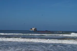 3.000 tấn than trên tàu mắc cạn đe dọa biển Thừa Thiên