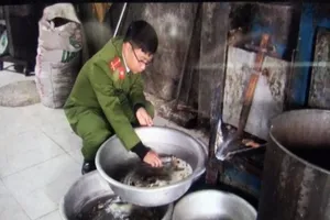 Phát hiện 1 tấn mỡ bẩn chuẩn bị tuồn ra thị trường