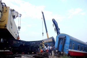 Các toa tàu SE2 bị nạn đã được đưa ra khỏi đường ray