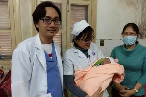 Mổ khẩn cấp cứu bé sơ sinh bị sa dây rốn