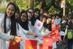 Người dân chào đón Nhà vua và Hoàng hậu đến thăm Huế