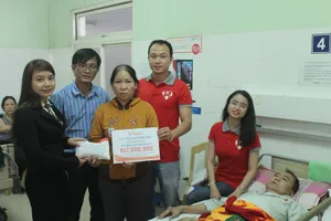 Trao gần 400 triệu đồng hỗ trợ thầy giáo Hải mổ tim