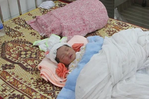 Bé trai còn nguyên dây rốn bị bỏ rơi bên mương