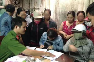 Bắt quả tang chiếu bạc có hàng chục phụ nữ tham gia