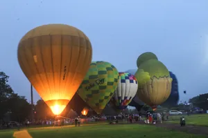 Giới trẻ Huế thích thú với ánh sáng khinh khí cầu