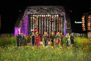 Hấp dẫn áo dài tại cầu Trường Tiền