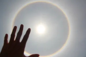 Vòng tròn lạ quanh mặt trời tại Huế