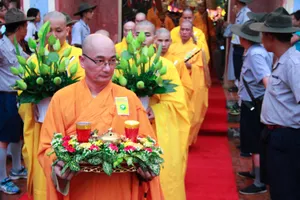 Chùm ảnh người dân Huế đội mưa xem lễ rước Phật