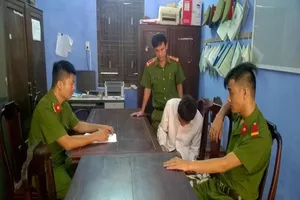 Bắt anh ruột đâm chết em trai rồi cố thủ trong nhà