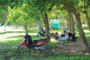 Người dân Huế ra sông Hương tránh nắng