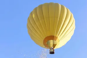 Đơn vị quay phim vụ rải tiền từ khinh khí cầu bị phạt