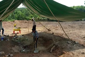 Tìm thấy mộ vợ vua Tự Đức ở khu vực san bằng làm bãi xe