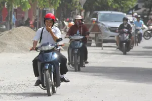 Người dân Huế khổ sở vì đường sá nắng bụi, mưa lầy