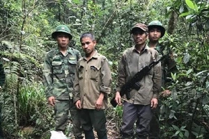 Mang súng AK đi săn, 2 người bị bắt