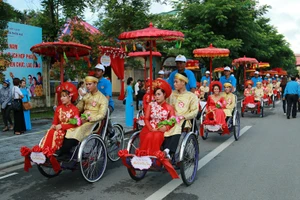  Rộn ràng đám cưới tập thể của 22 cặp đôi tại Huế