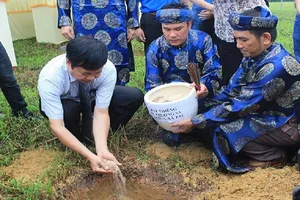 Tiếp nhận đất thiêng từ Trường Sa vào đàn Xã Tắc