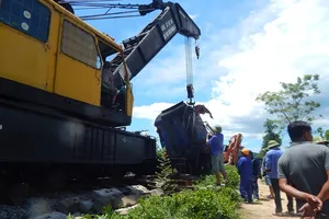 Hiện trường tàu SE3 bị lật tại Quảng Bình