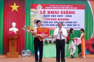 'Cậu bé Google' được tuyên dương trong ngày khai giảng