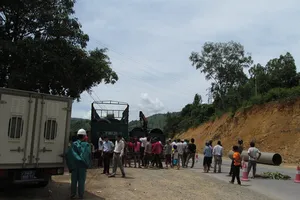 Đứt cáp cẩu, nam công nhân bị ống áp suất đè tử vong