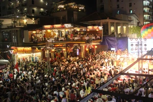 'Phố Tây' Huế hút khách đêm khai trương phố đi bộ