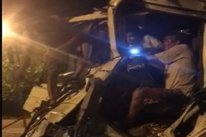 Giải cứu tài xế kẹt trong cabin sau tai nạn