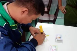Làm giả vé số trúng 2 tỉ đồng rồi mang đi nhận thưởng