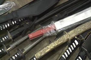 Phát hiện cả kho vũ khí 'nóng' tại cửa hàng tạp hóa