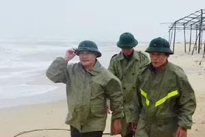 Thứ trưởng Bộ NN&PTNT thị sát tình hình lũ lụt tại Huế